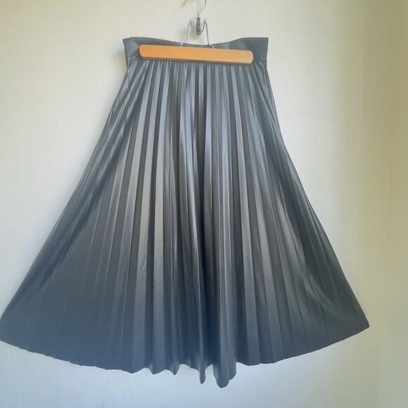 Zara Woman Black Pleated Faux Leather Midi Skirt Size Small Knife Pleat A-Line - Picture 6 of 13
